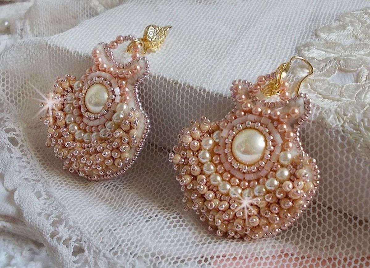 BO Poudre de Riz bordado com pequenas pérolas redondas de cristal Swarovski e pérolas de sementes Miyuki 