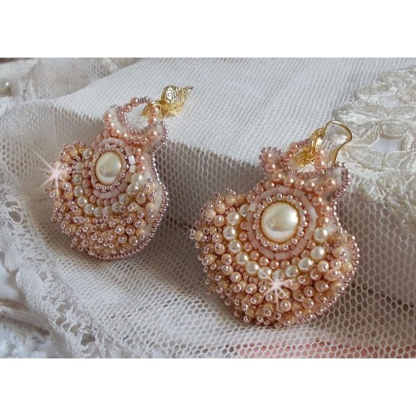 BO Poudre de Riz bordado com pequenas p&eacute;rolas redondas de cristal Swarovski e p&eacute;rolas de sementes Miyuki 