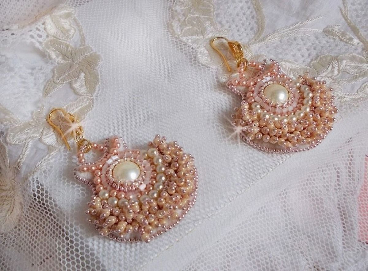 BO Poudre de Riz bordado com pequenas pérolas redondas de cristal Swarovski e pérolas de sementes Miyuki 