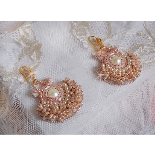 BO Poudre de Riz bordado com pequenas p&eacute;rolas redondas de cristal Swarovski e p&eacute;rolas de sementes Miyuki 