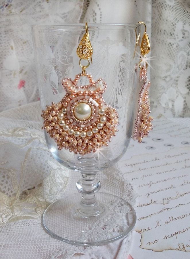 BO Poudre de Riz bordado com pequenas pérolas redondas de cristal Swarovski e pérolas de sementes Miyuki 