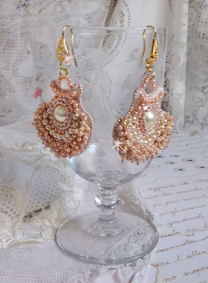 BO Poudre de Riz bordado com pequenas pérolas redondas de cristal Swarovski e pérolas de sementes Miyuki 