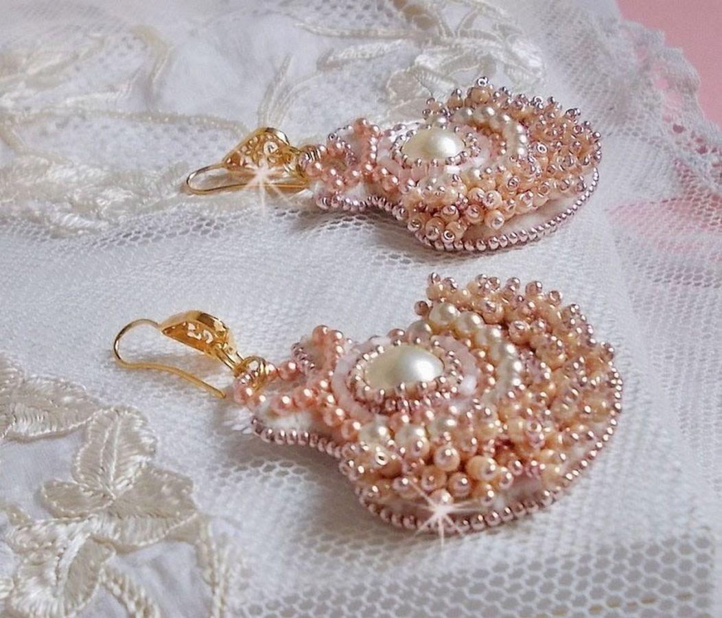 BO Poudre de Riz bordado com pequenas pérolas redondas de cristal Swarovski e pérolas de sementes Miyuki 