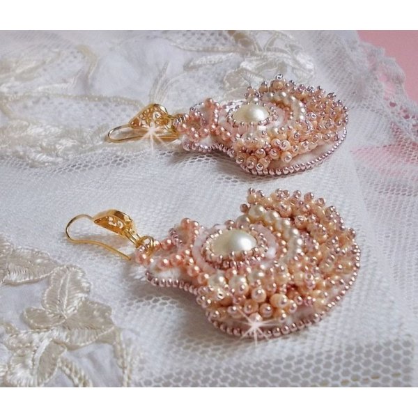 BO Poudre de Riz bordado com pequenas p&eacute;rolas redondas de cristal Swarovski e p&eacute;rolas de sementes Miyuki 