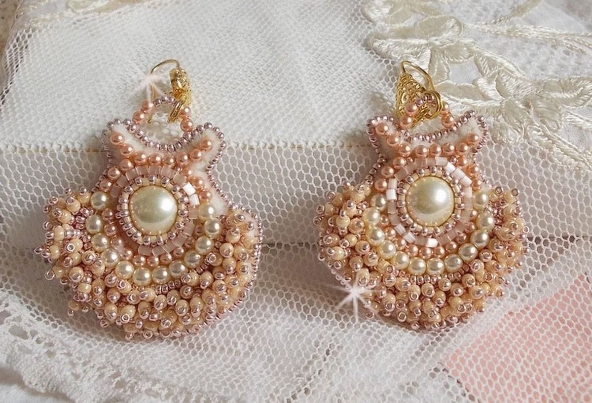 BO Poudre de Riz bordado com pequenas pérolas redondas de cristal Swarovski e pérolas de sementes Miyuki 