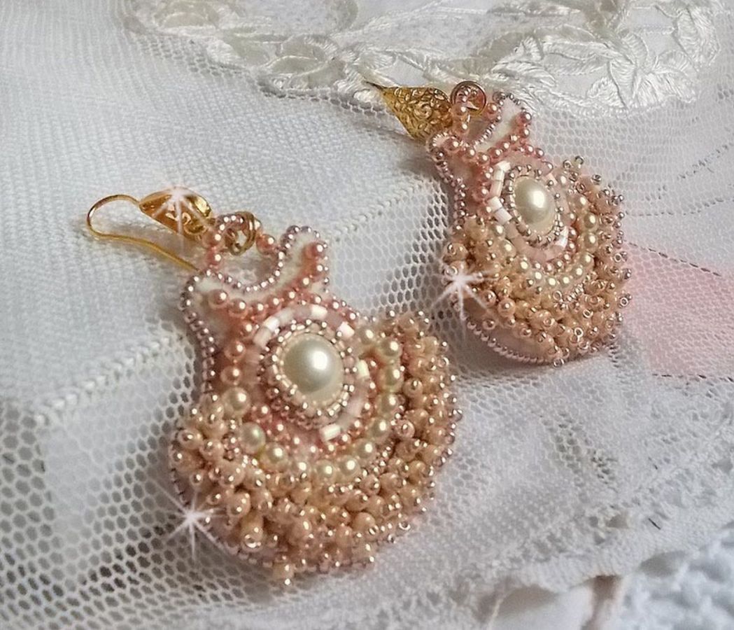 BO Poudre de Riz bordado com pequenas pérolas redondas de cristal Swarovski e pérolas de sementes Miyuki 