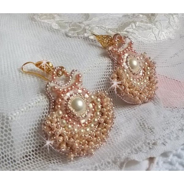 BO Poudre de Riz bordado com pequenas p&eacute;rolas redondas de cristal Swarovski e p&eacute;rolas de sementes Miyuki 