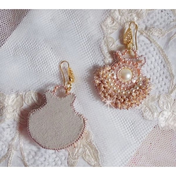 BO Poudre de Riz bordado com pequenas p&eacute;rolas redondas de cristal Swarovski e p&eacute;rolas de sementes Miyuki 