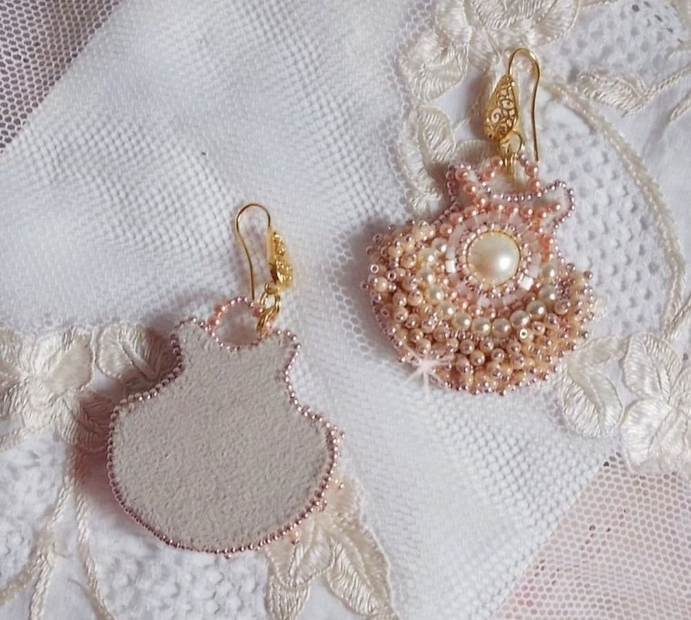 BO Poudre de Riz bordado com pequenas pérolas redondas de cristal Swarovski e pérolas de sementes Miyuki 