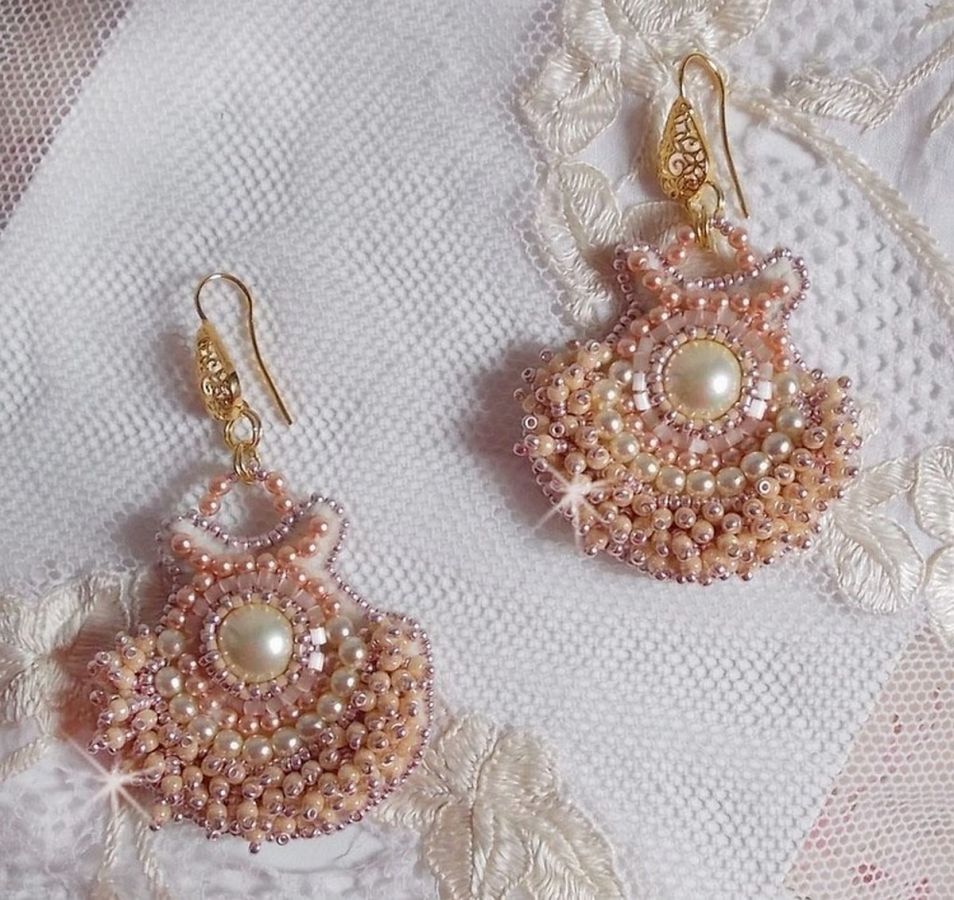 BO Poudre de Riz bordado com pequenas pérolas redondas de cristal Swarovski e pérolas de sementes Miyuki 
