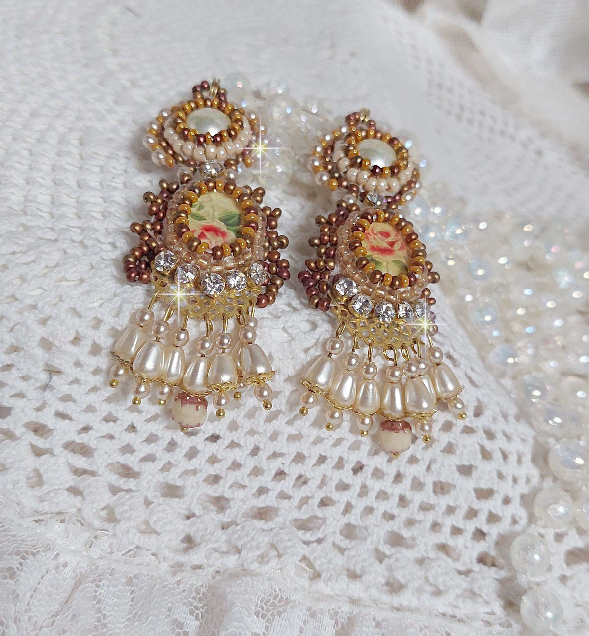 BO Reflets de Rosée são bordados com pérolas de pérolas, cristais Swarovski e ganchos auriculares de 14 quilates cheios de ouro.