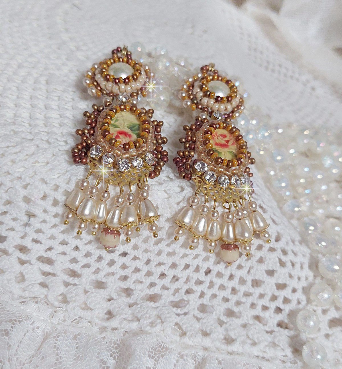 BO Reflets de Rosée são bordados com pérolas de pérolas, cristais Swarovski e ganchos auriculares de 14 quilates cheios de ouro.