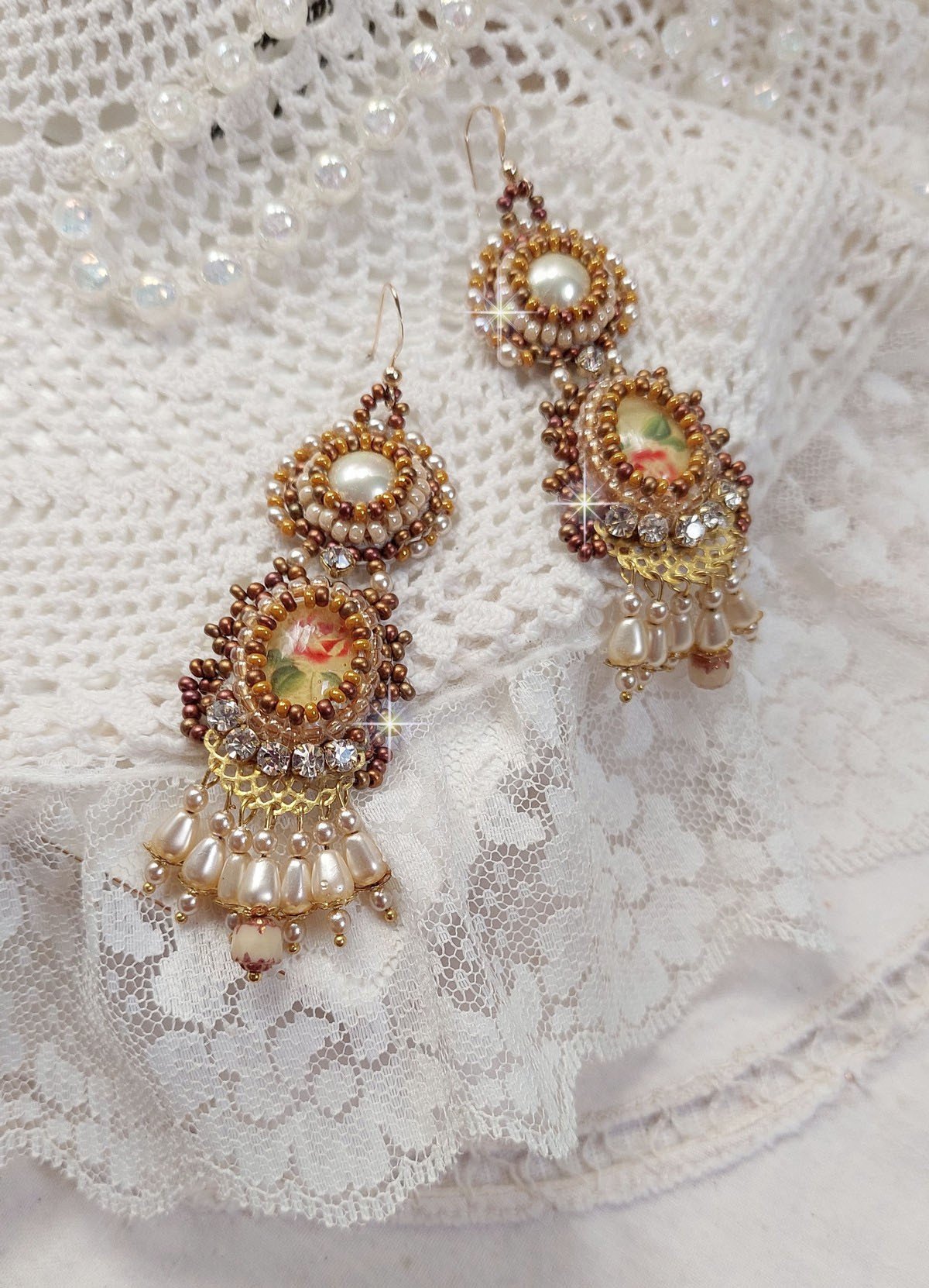 BO Reflets de Rosée são bordados com pérolas de pérolas, cristais Swarovski e ganchos auriculares de 14 quilates cheios de ouro.
