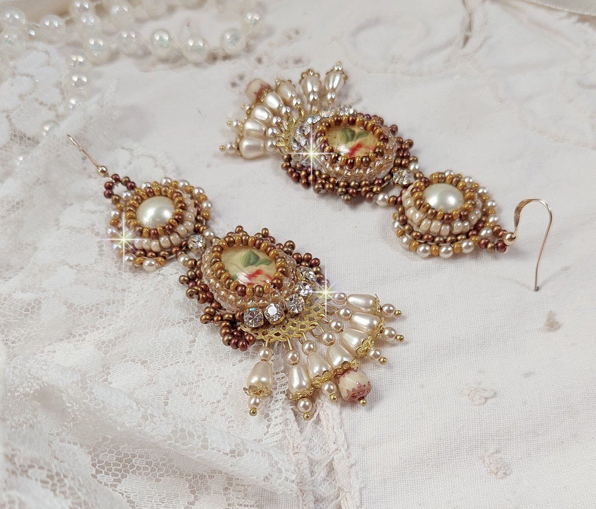 BO Reflets de Rosée são bordados com pérolas de pérolas, cristais Swarovski e ganchos auriculares de 14 quilates cheios de ouro.