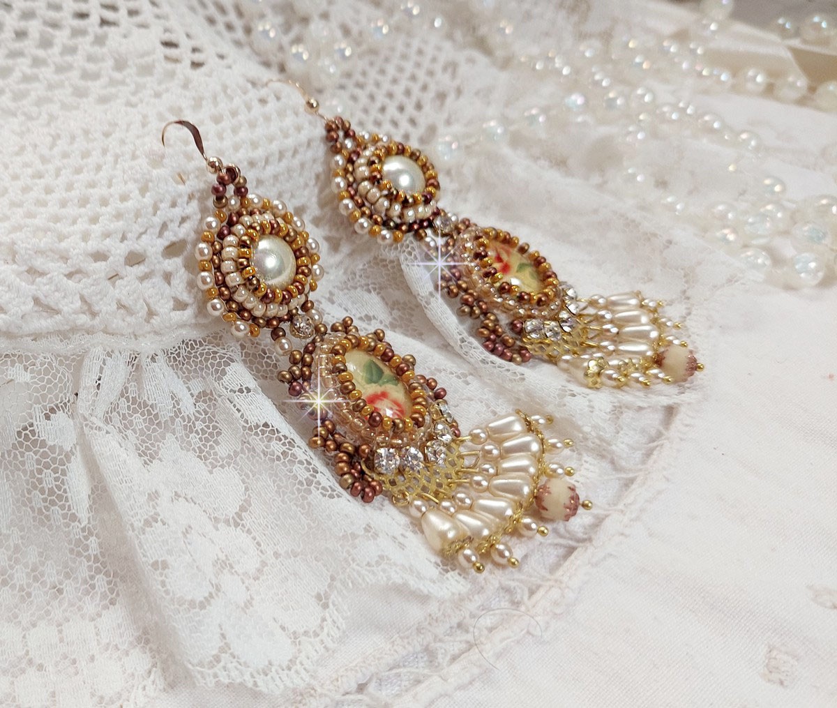 BO Reflets de Rosée são bordados com pérolas de pérolas, cristais Swarovski e ganchos auriculares de 14 quilates cheios de ouro.