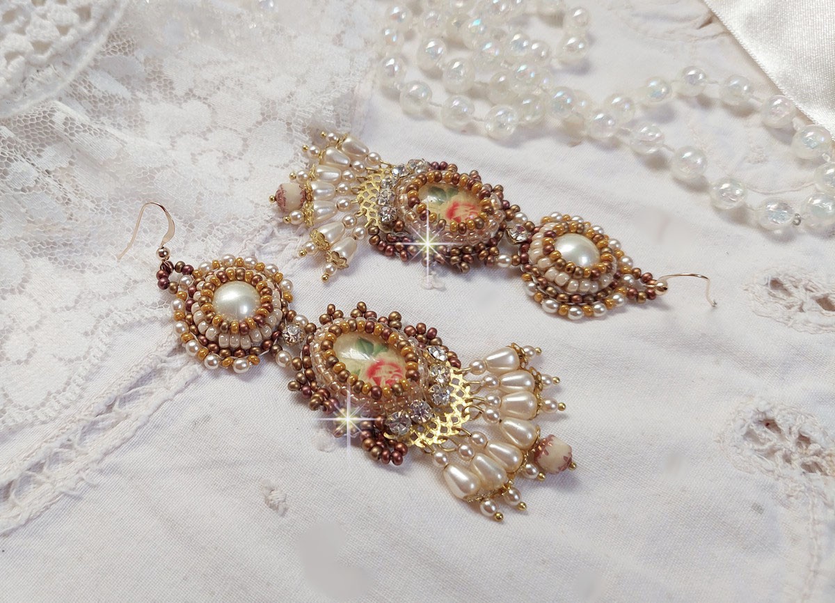 BO Reflets de Rosée são bordados com pérolas de pérolas, cristais Swarovski e ganchos auriculares de 14 quilates cheios de ouro.