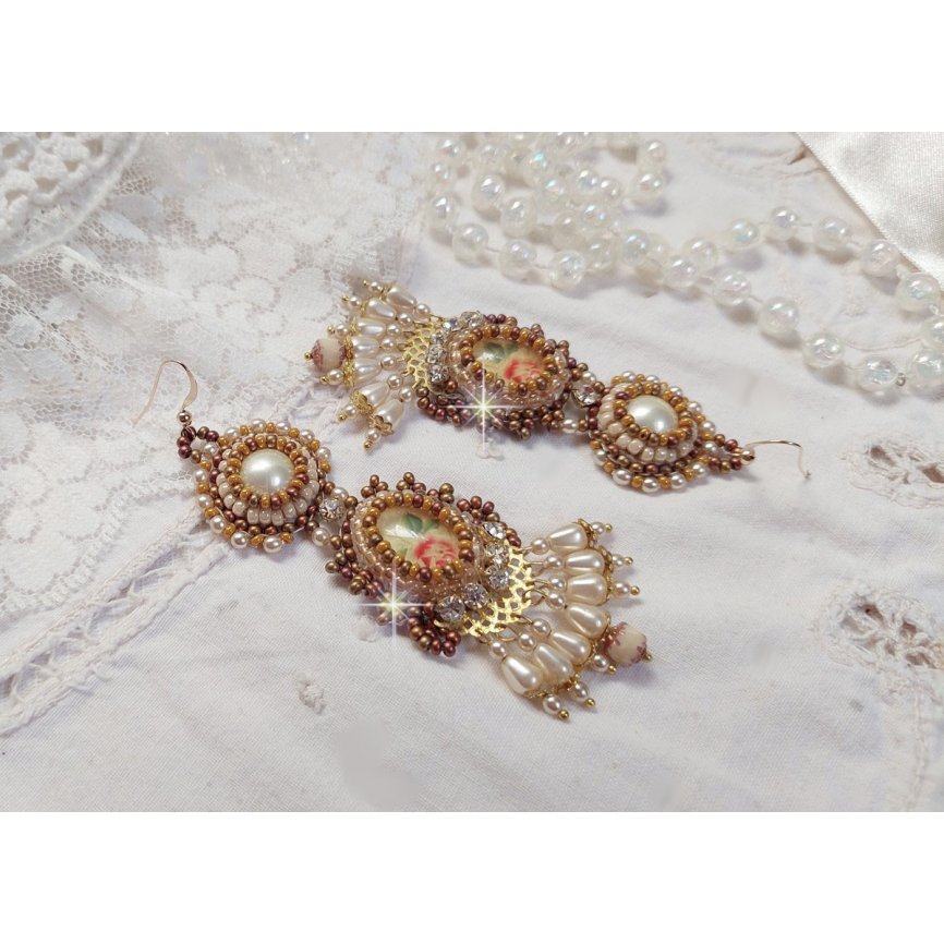 BO Reflets de Rosée são bordados com pérolas de pérolas, cristais Swarovski e ganchos auriculares de 14 quilates cheios de ouro.