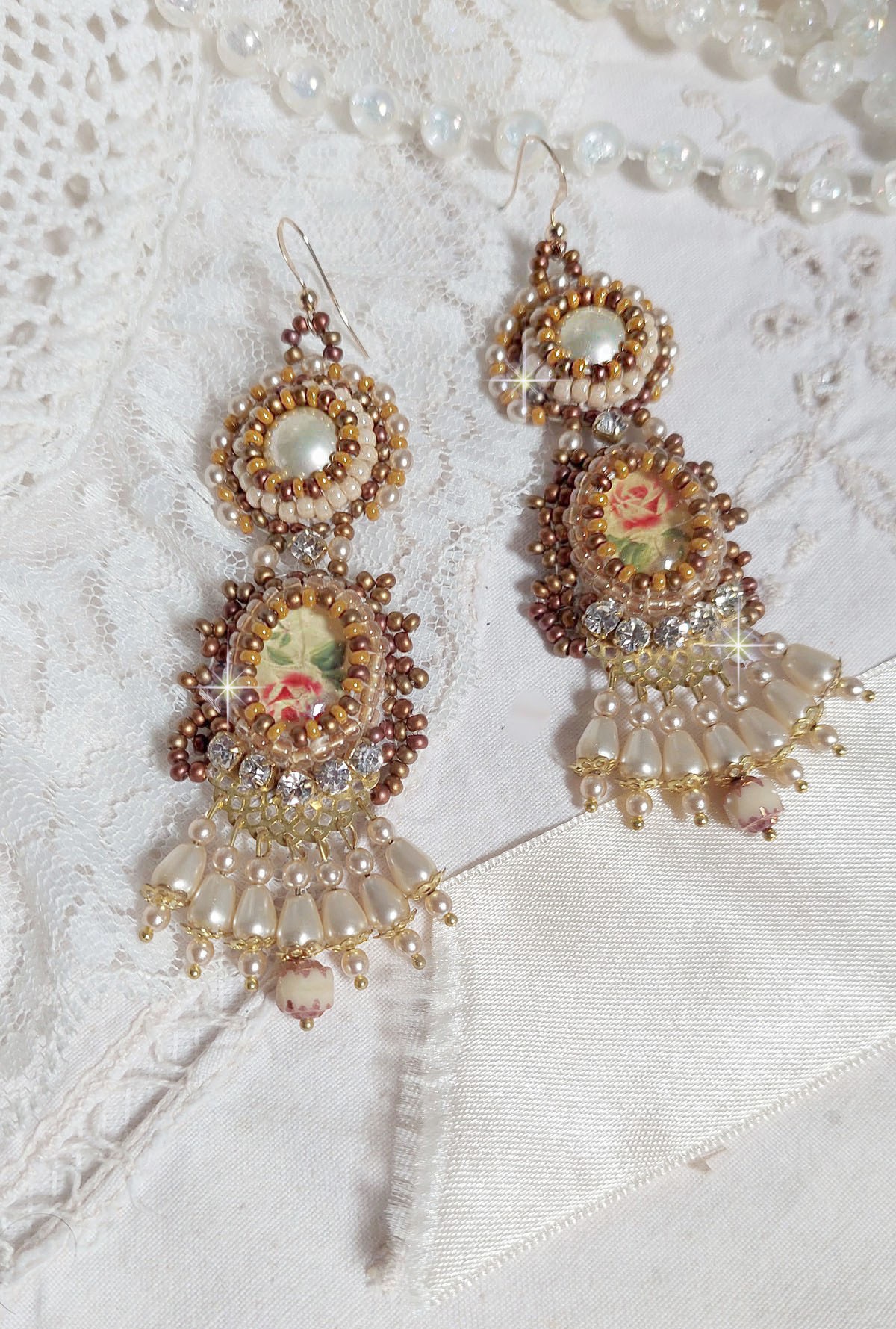 BO Reflets de Rosée são bordados com pérolas de pérolas, cristais Swarovski e ganchos auriculares de 14 quilates cheios de ouro.