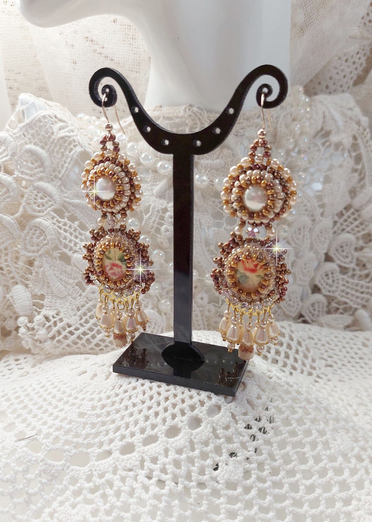 BO Reflets de Rosée são bordados com pérolas de pérolas, cristais Swarovski e ganchos auriculares de 14 quilates cheios de ouro.