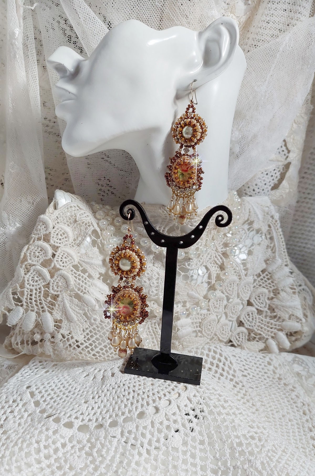 BO Reflets de Rosée são bordados com pérolas de pérolas, cristais Swarovski e ganchos auriculares de 14 quilates cheios de ouro.