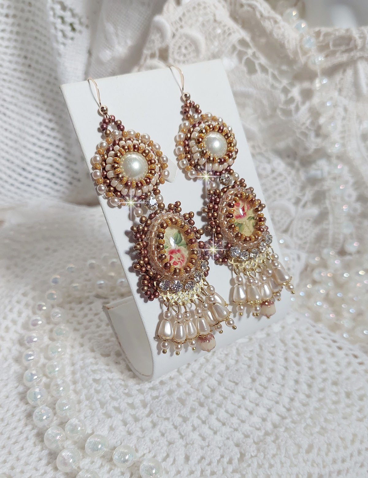 BO Reflets de Ros&eacute;e s&atilde;o bordados com p&eacute;rolas de p&eacute;rolas, cristais Swarovski e ganchos auriculares de 14 quilates cheios de ouro.