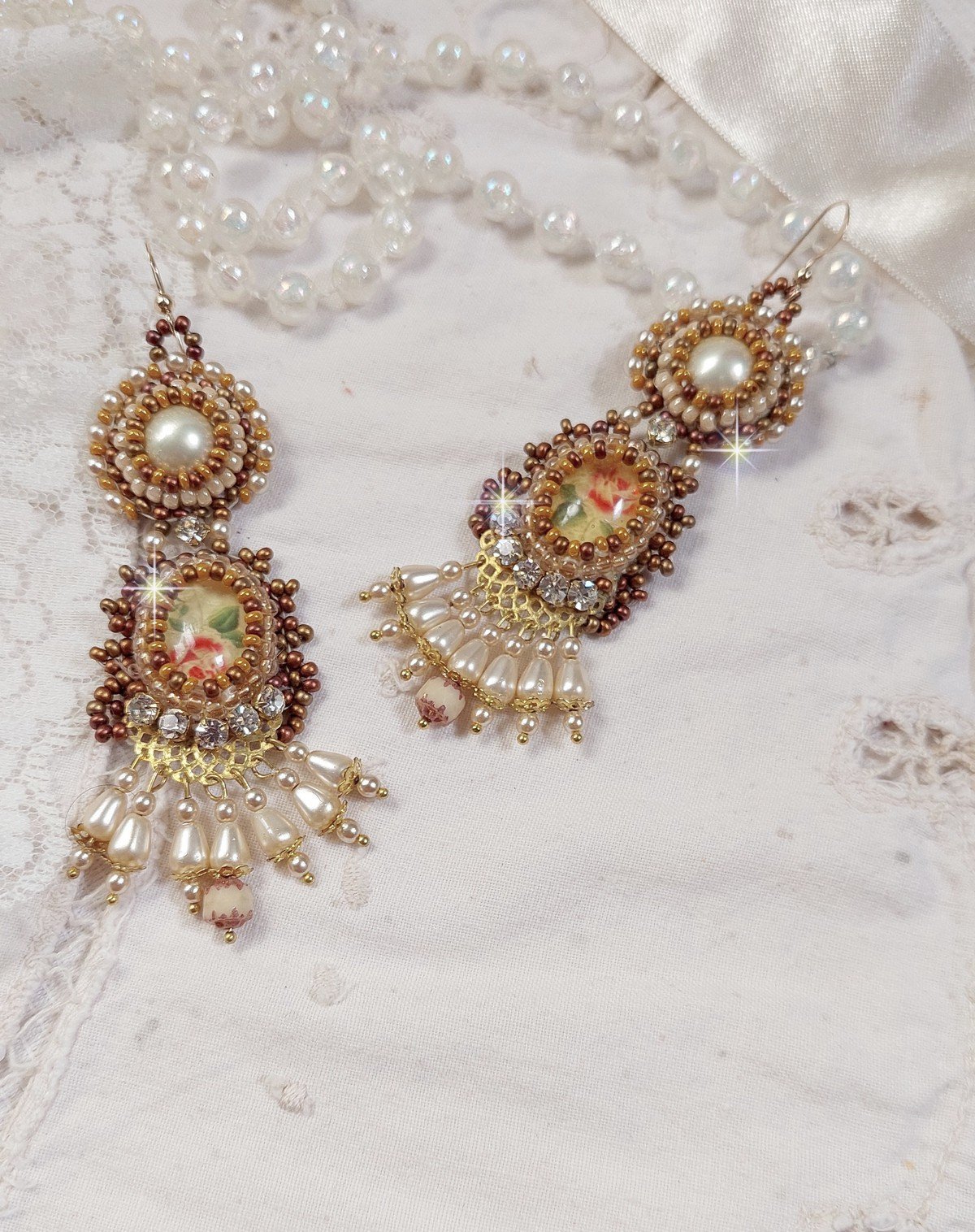 BO Reflets de Rosée são bordados com pérolas de pérolas, cristais Swarovski e ganchos auriculares de 14 quilates cheios de ouro.