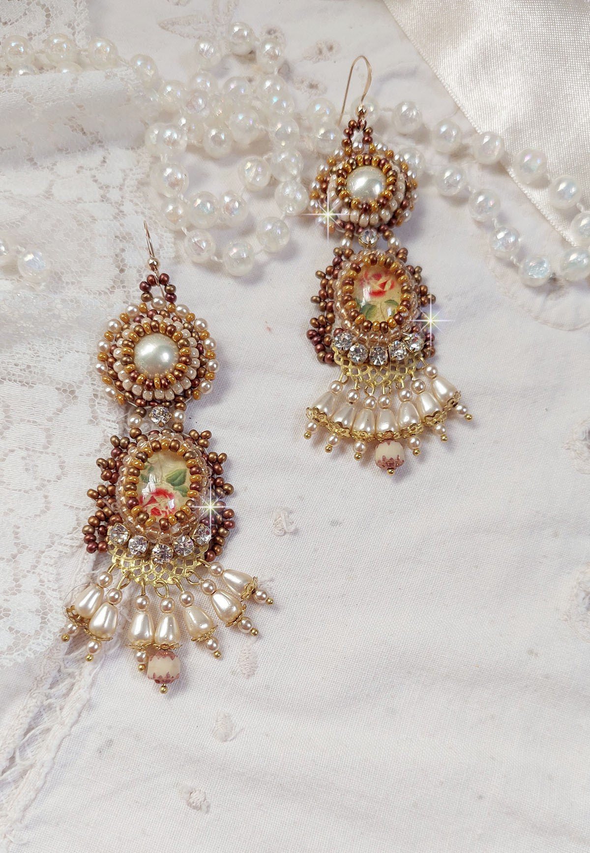 BO Reflets de Rosée são bordados com pérolas de pérolas, cristais Swarovski e ganchos auriculares de 14 quilates cheios de ouro.