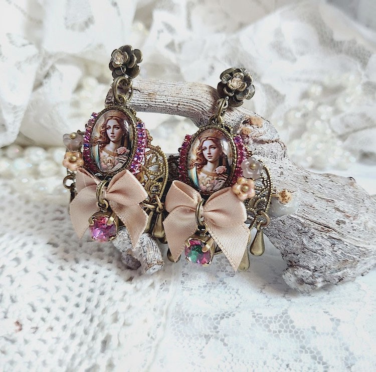 BO Reine Roses cr&eacute;&eacute;es avec cabochon verre, n&oelig;ud satin, strass, clochettes et perles Cristal Swarovski