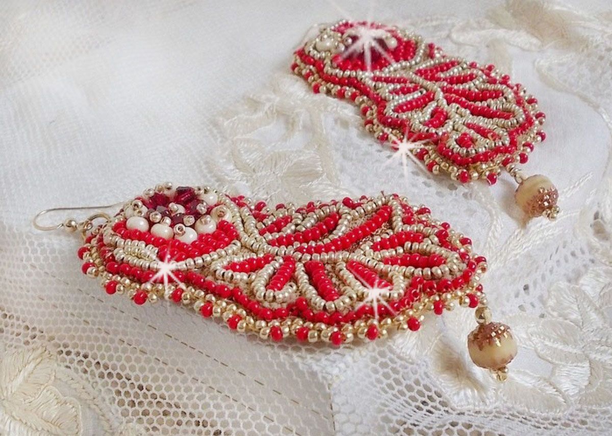 BO renascentista bordado com cristais Swarovski, facetas de marfim antigo, Rocailles e ganchos de 14 quilates cheios de ouro
