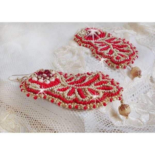 BO renascentista bordado com cristais Swarovski, facetas de marfim antigo, Rocailles e ganchos de 14 quilates cheios de ouro