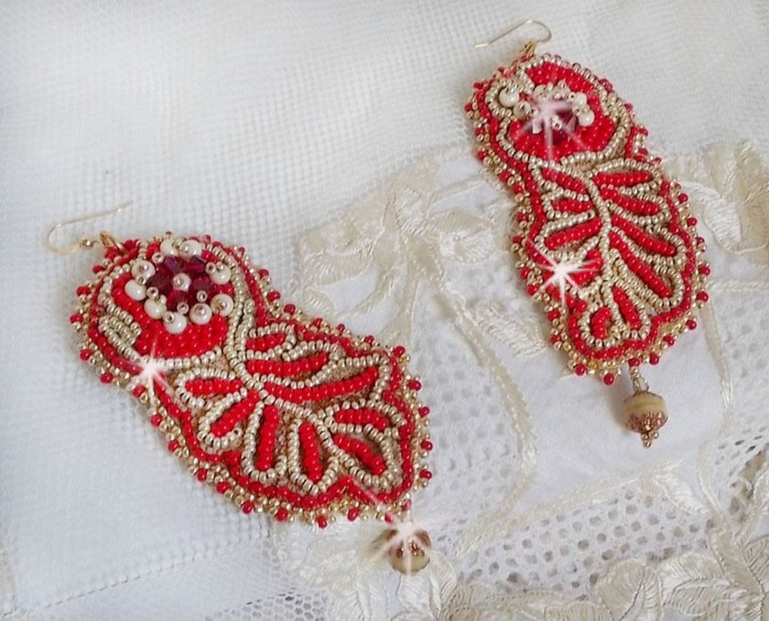 BO renascentista bordado com cristais Swarovski, facetas de marfim antigo, Rocailles e ganchos de 14 quilates cheios de ouro