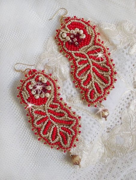 BO renascentista bordado com cristais Swarovski, facetas de marfim antigo, Rocailles e ganchos de 14 quilates cheios de ouro