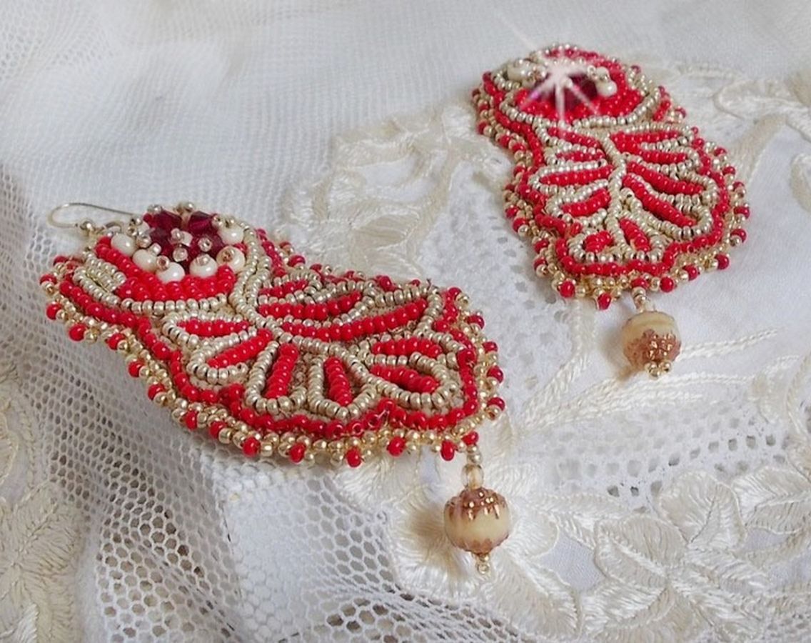 BO renascentista bordado com cristais Swarovski, facetas de marfim antigo, Rocailles e ganchos de 14 quilates cheios de ouro