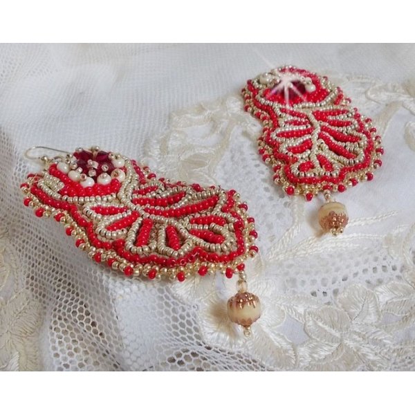 BO renascentista bordado com cristais Swarovski, facetas de marfim antigo, Rocailles e ganchos de 14 quilates cheios de ouro