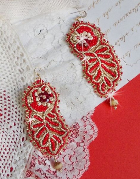 BO renascentista bordado com cristais Swarovski, facetas de marfim antigo, Rocailles e ganchos de 14 quilates cheios de ouro