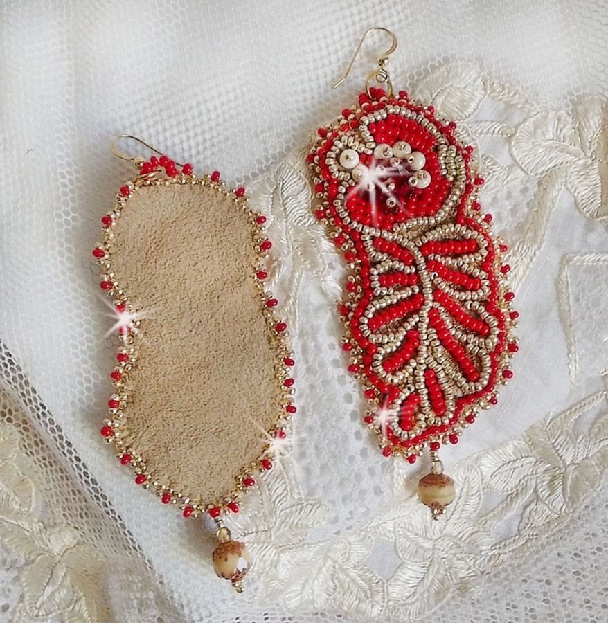 BO renascentista bordado com cristais Swarovski, facetas de marfim antigo, Rocailles e ganchos de 14 quilates cheios de ouro