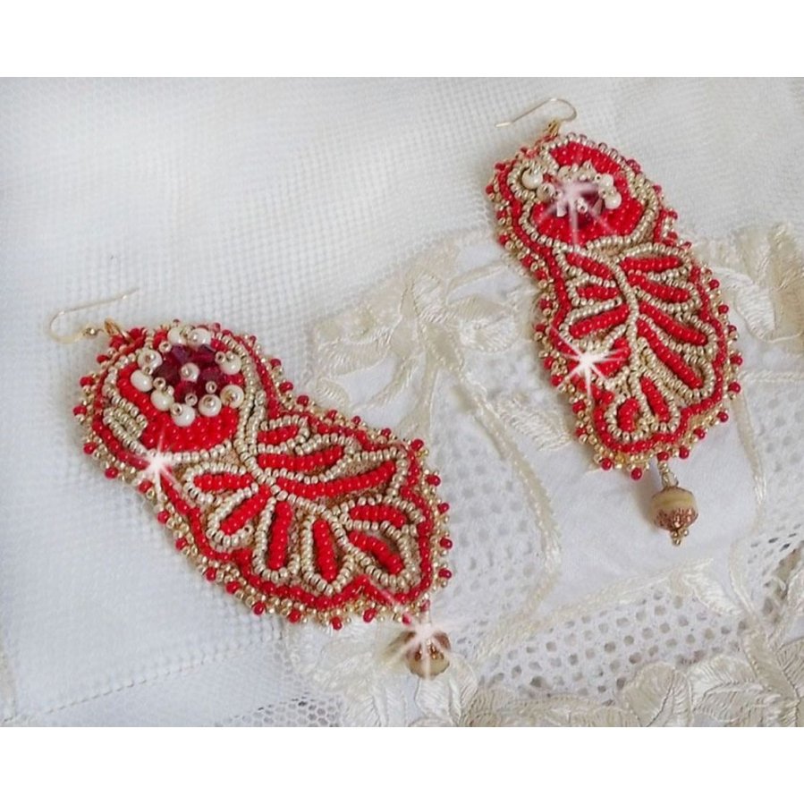 BO renascentista bordado com cristais Swarovski, facetas de marfim antigo, Rocailles e ganchos de 14 quilates cheios de ouro