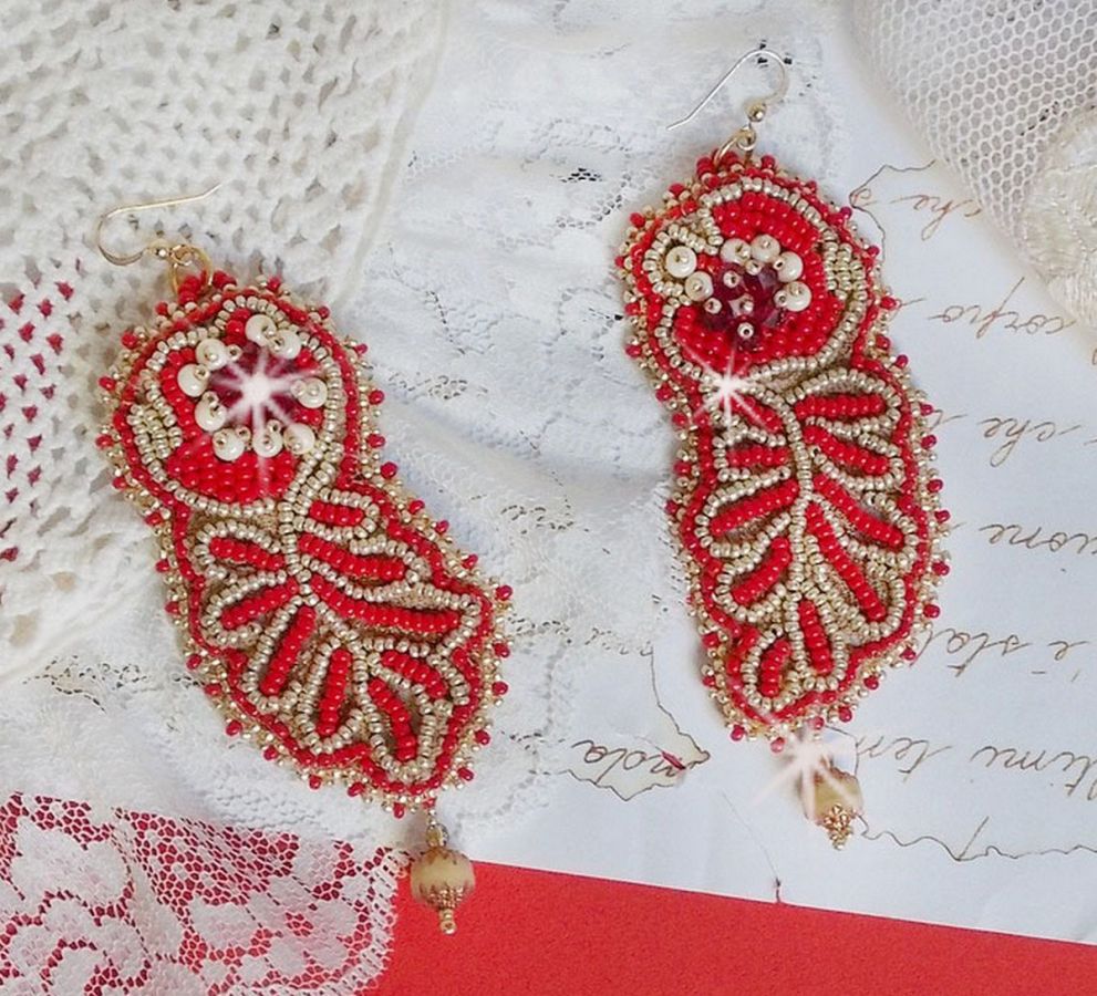 BO renascentista bordado com cristais Swarovski, facetas de marfim antigo, Rocailles e ganchos de 14 quilates cheios de ouro