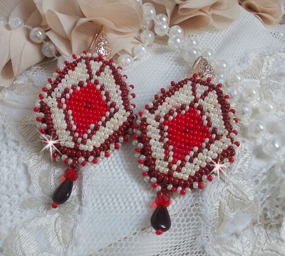 BO Romane bordado com pétalas de vidro vermelho, Bordeaux, marfim e gotas de pétalas de granada lisas