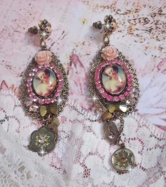 BO Rosalene criado com cristais, flores de resina, encantos e materiais diversos 