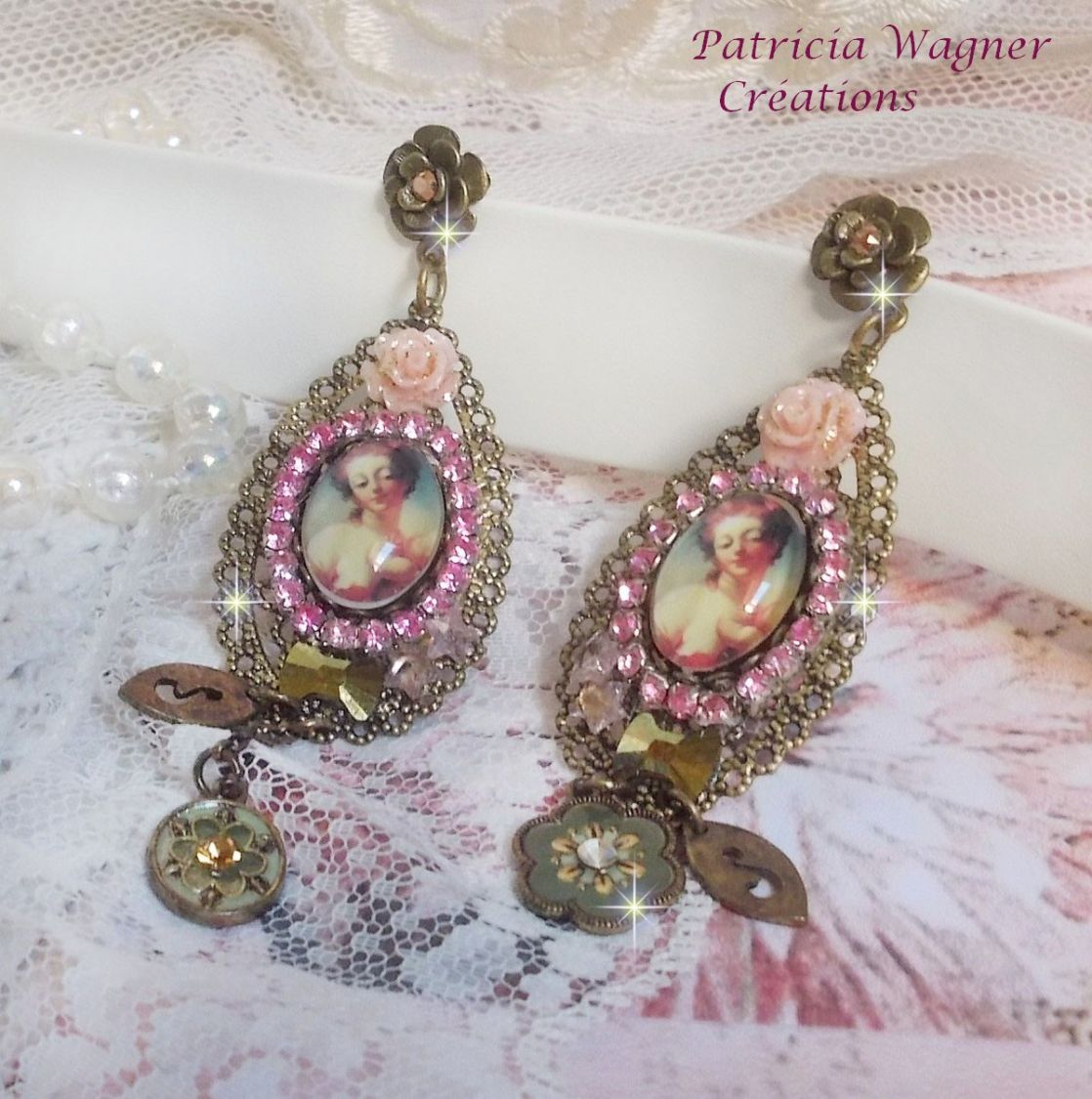 BO Rosalene criado com cristais, flores de resina, encantos e materiais diversos 