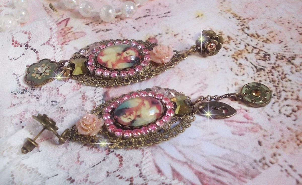 BO Rosalene criado com cristais, flores de resina, encantos e materiais diversos 