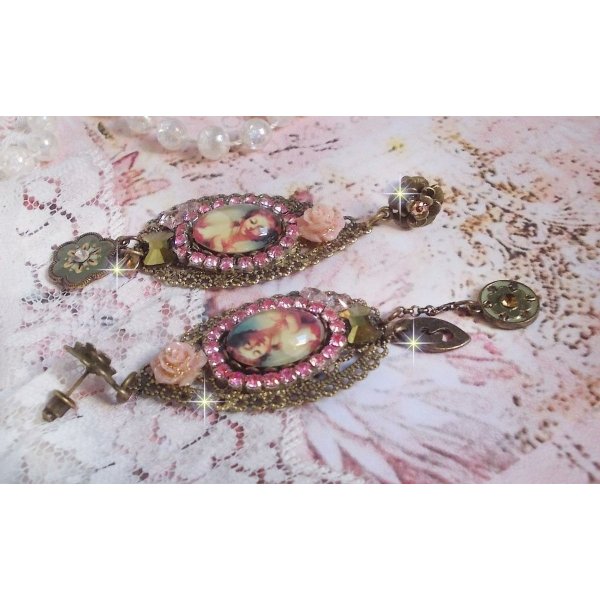 BO Rosalene criado com cristais, flores de resina, encantos e materiais diversos 