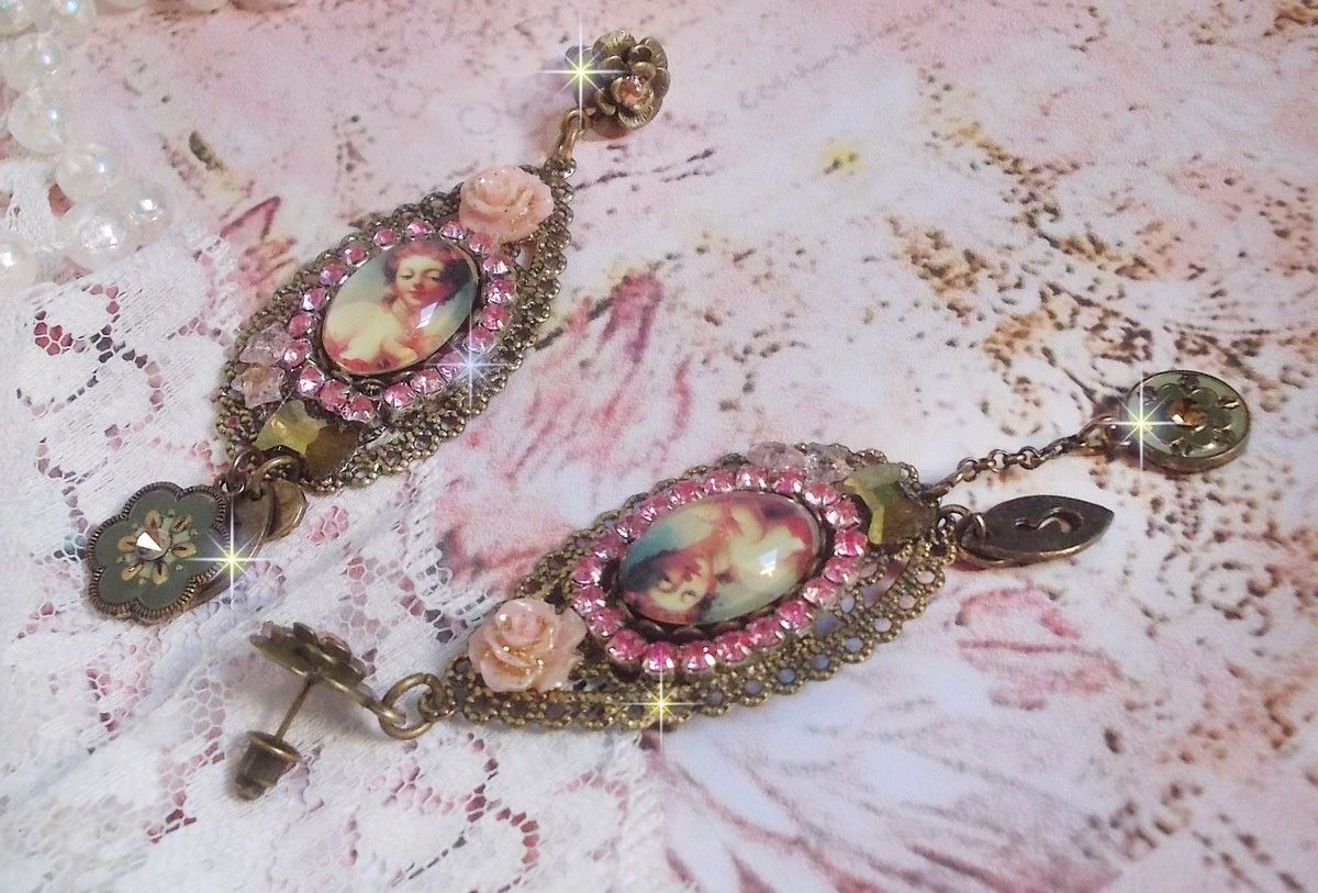BO Rosalene criado com cristais, flores de resina, encantos e materiais diversos 