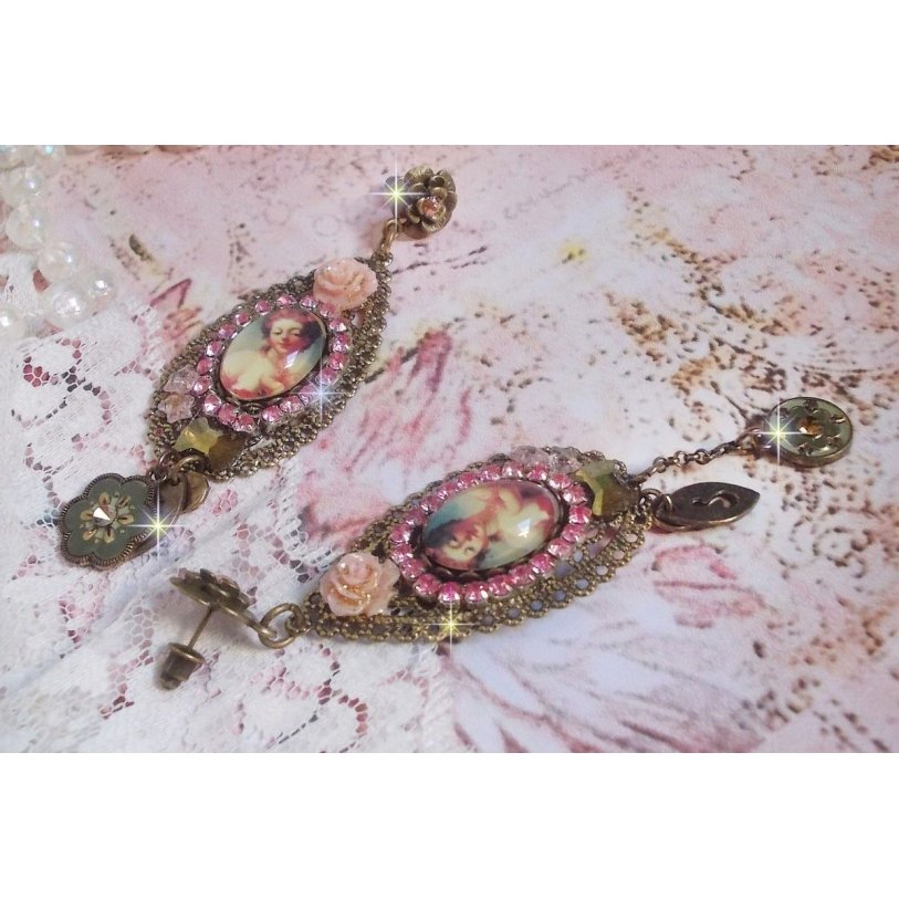 BO Rosalene criado com cristais, flores de resina, encantos e materiais diversos 