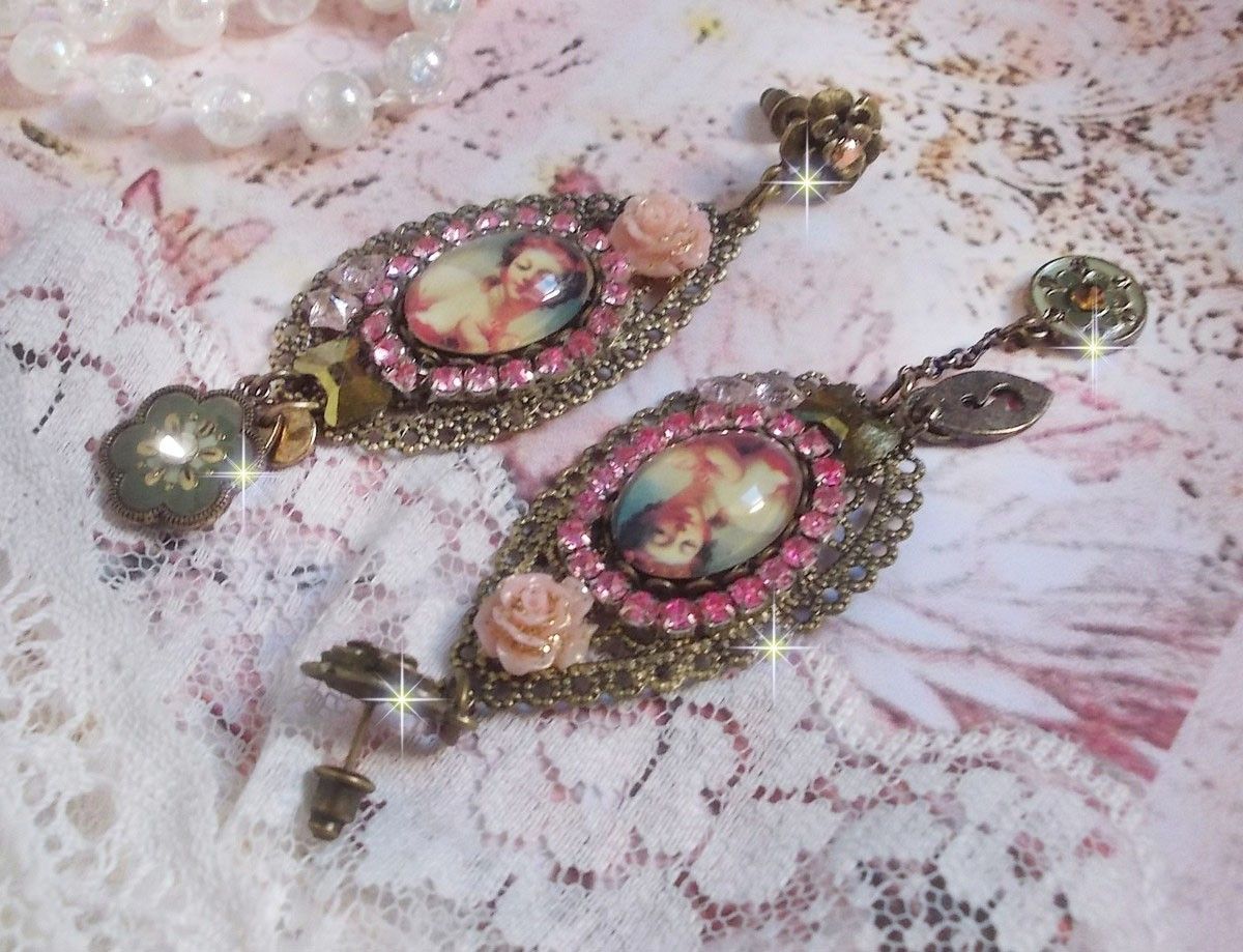 BO Rosalene criado com cristais, flores de resina, encantos e materiais diversos 