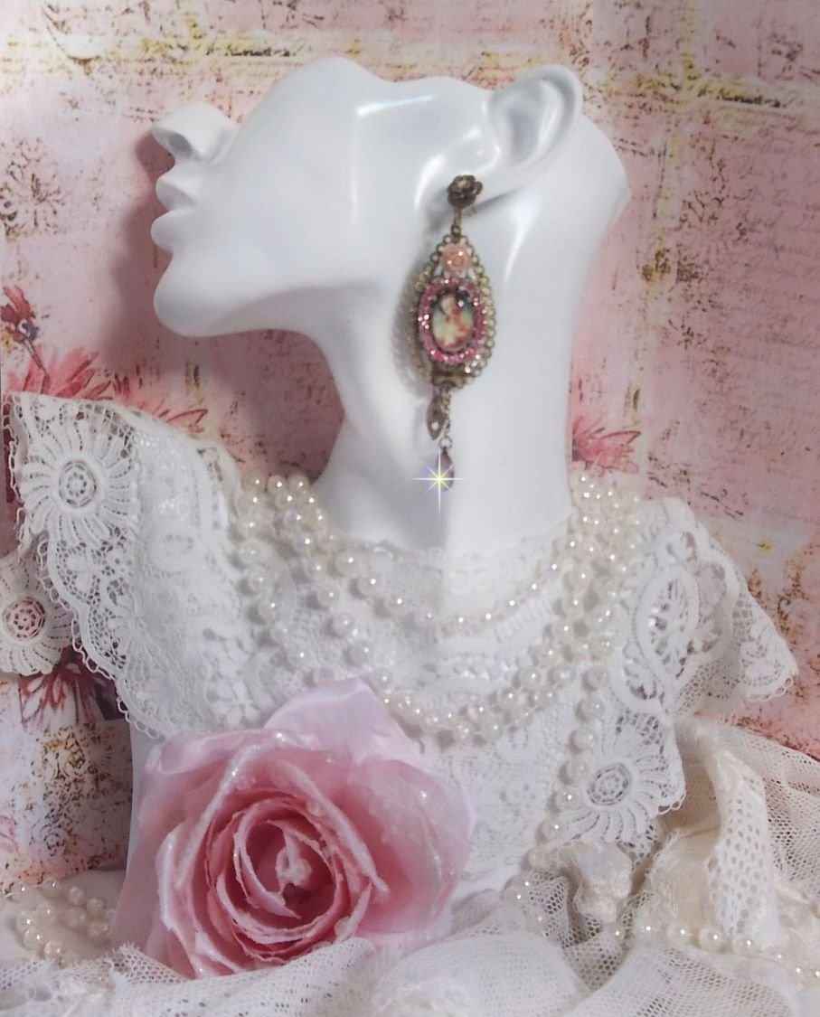 BO Rosalene criado com cristais, flores de resina, encantos e materiais diversos 