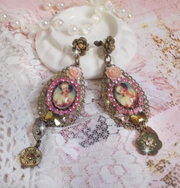 BO Rosalene criado com cristais, flores de resina, encantos e materiais diversos 