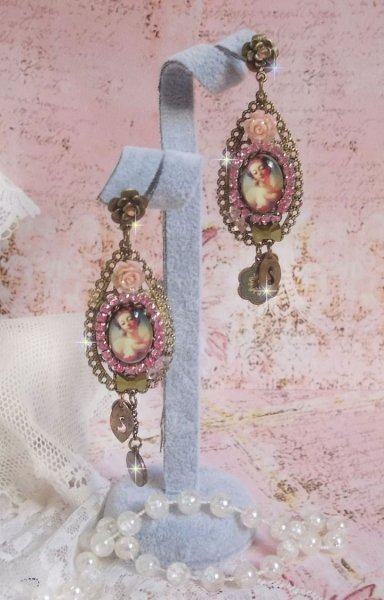 BO Rosalene criado com cristais, flores de resina, encantos e materiais diversos 