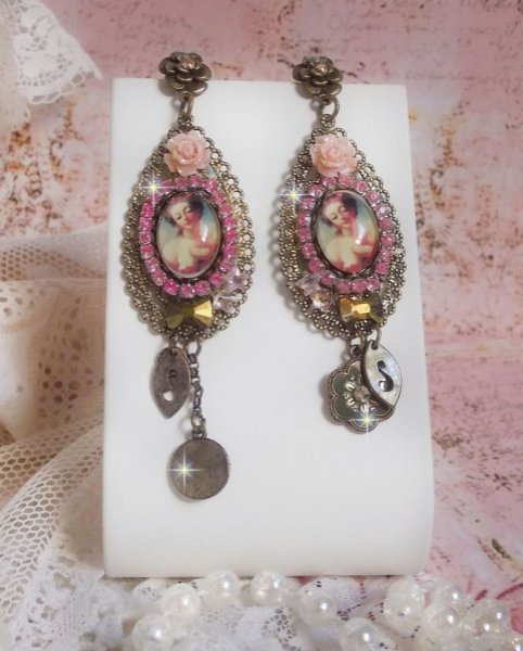 BO Rosalene criado com cristais, flores de resina, encantos e materiais diversos 